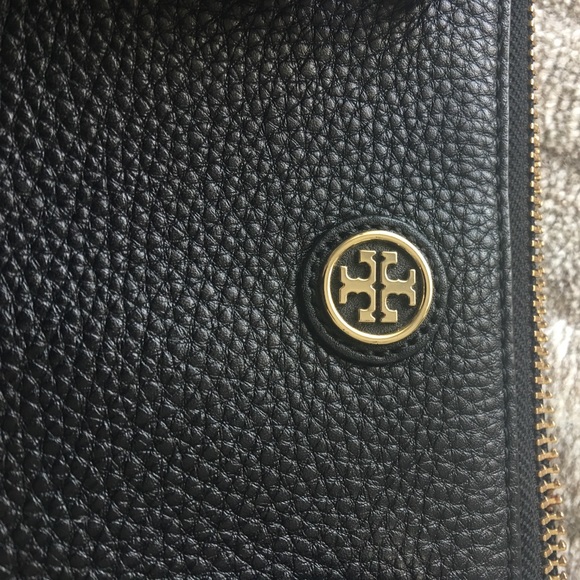 Tory Burch: Black Robinson Pebbled Satchel - Picture 4 of 6