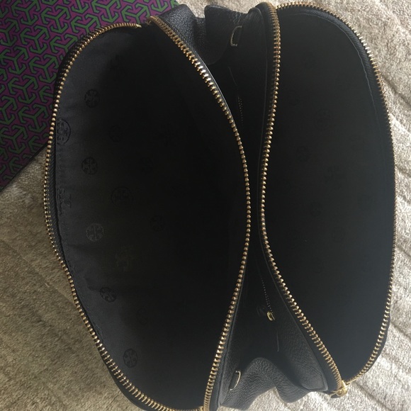 Tory Burch: Black Robinson Pebbled Satchel - Picture 5 of 6