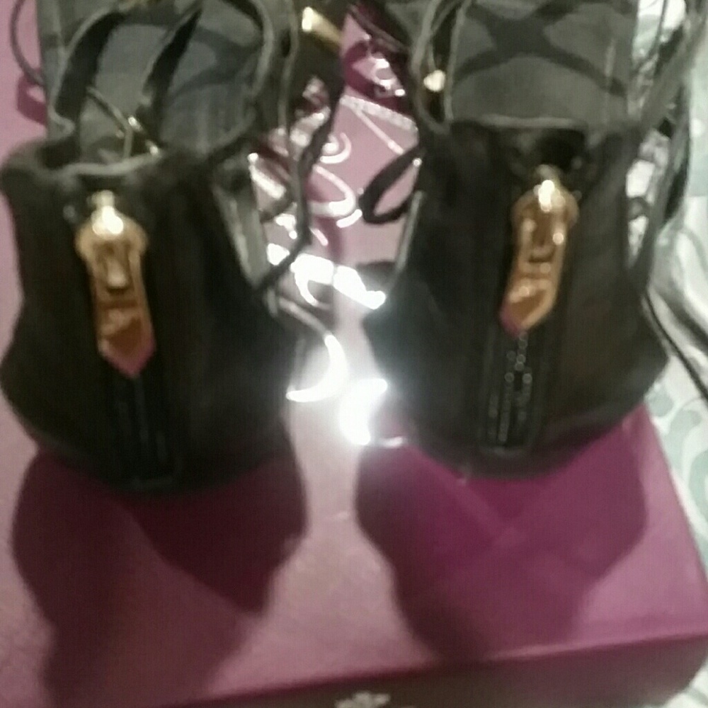 Fergie Gladiator Sandals - Picture 4 of 4