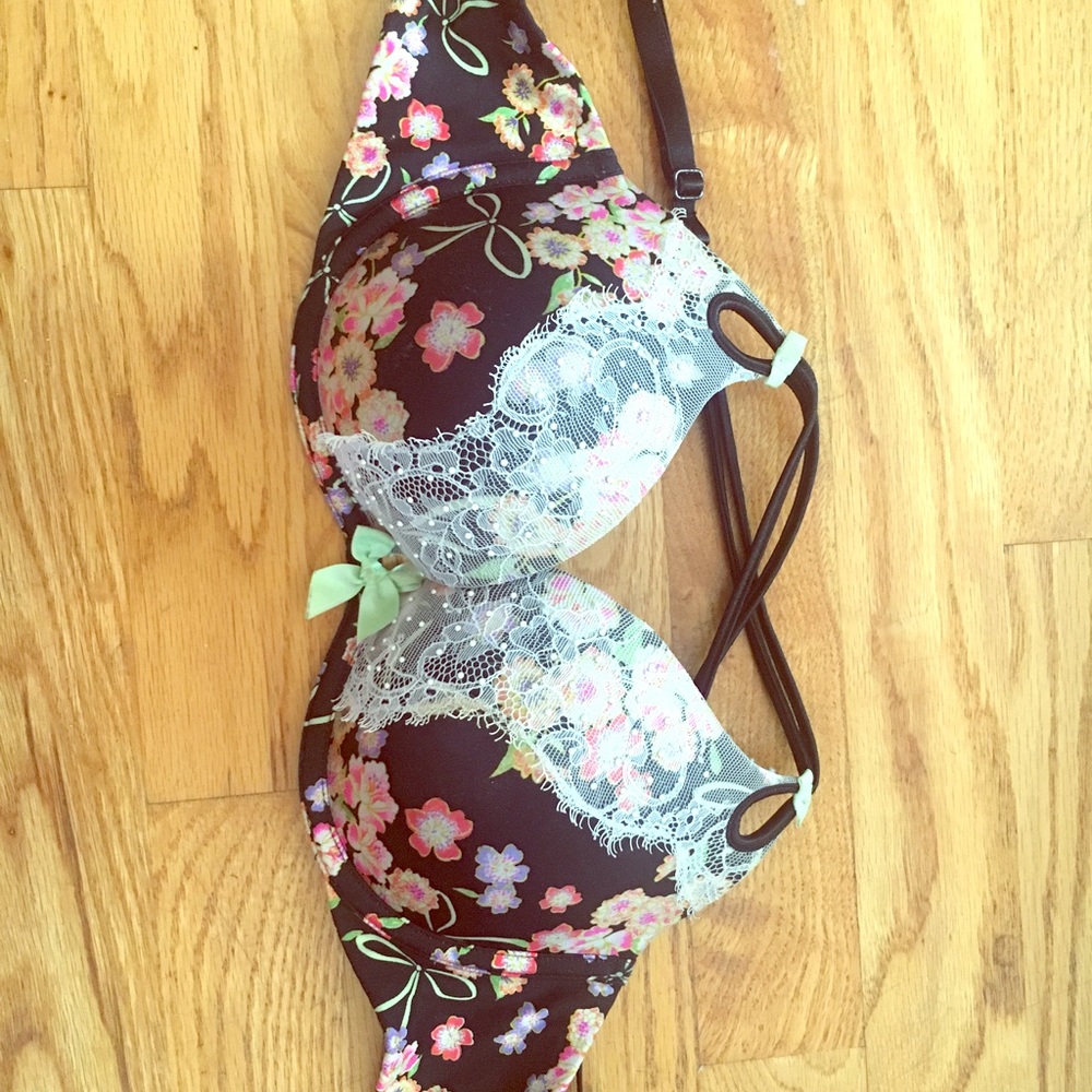 32D Victoria's Secret multi-way bra.