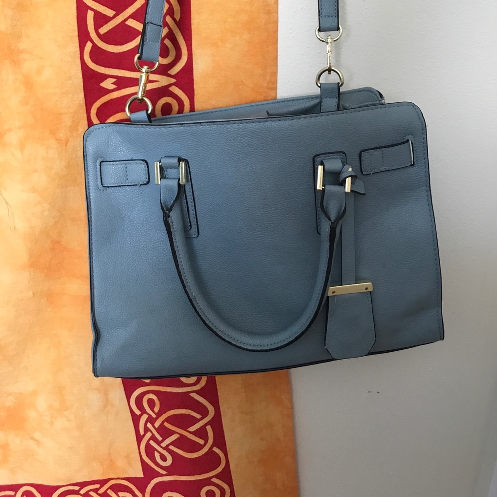 Adjustable crossbody with multiple pockets