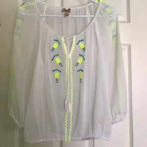 Arizona shirt, with embroidered details.👚