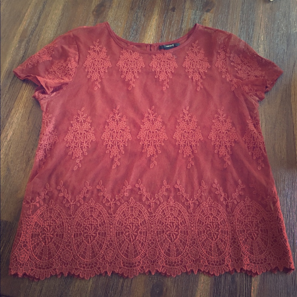Lace and mesh maroon short sleeve top with keyhole