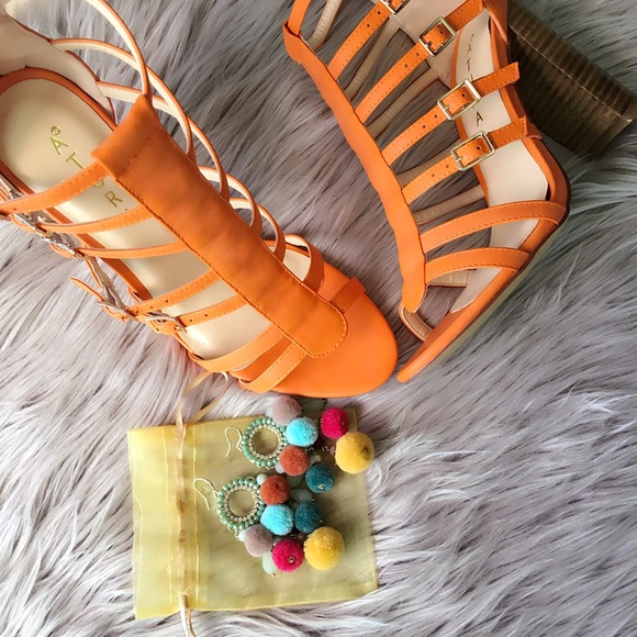 🎁Festive Pom Pom Earrings - Picture 3 of 4