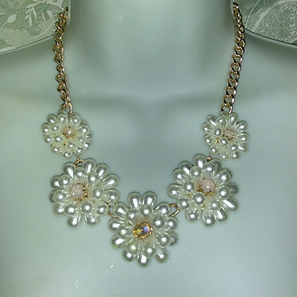 Flower pearl design necklace