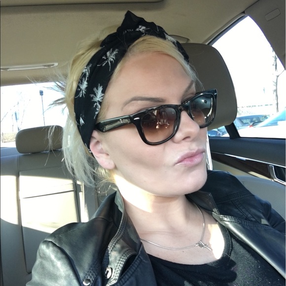 Meet your Posher, Elizabeth - Picture 3 of 4