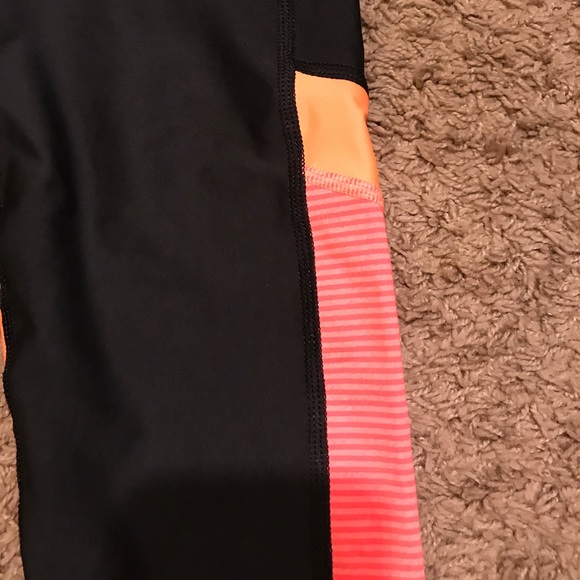 Under armor compression capris - Picture 2 of 5