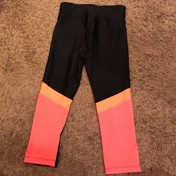 Under armor compression capris - Picture 3 of 5