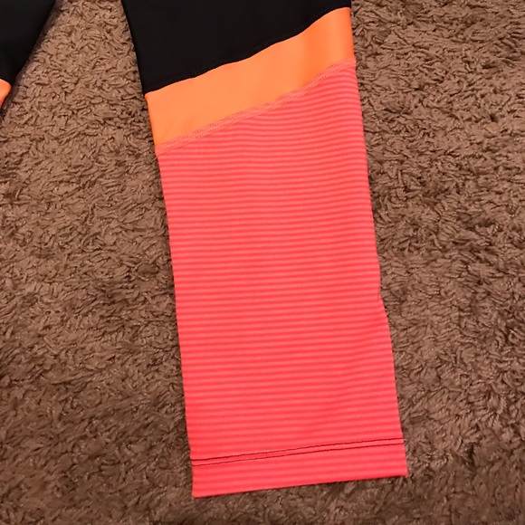 Under armor compression capris - Picture 4 of 5