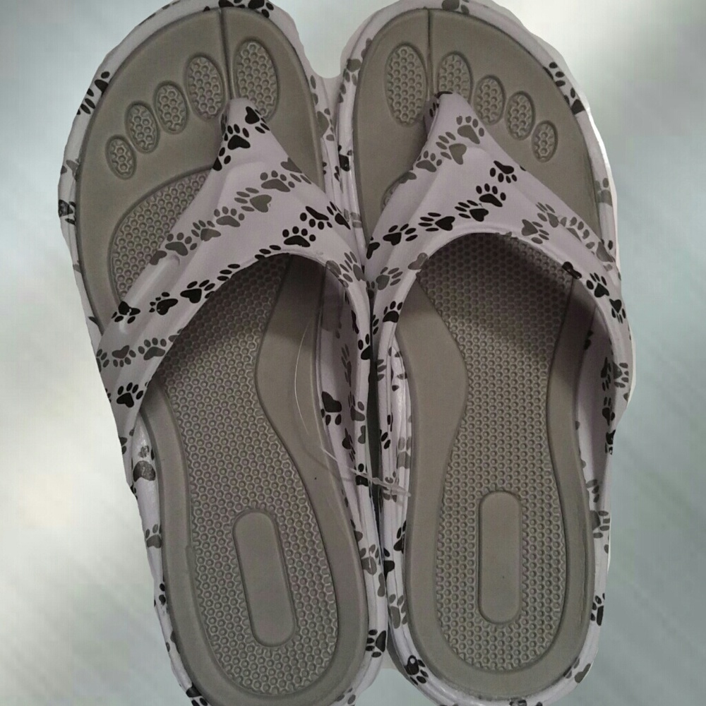🐾Paw print white flip flops NWT 9