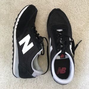 Black new balance shoes