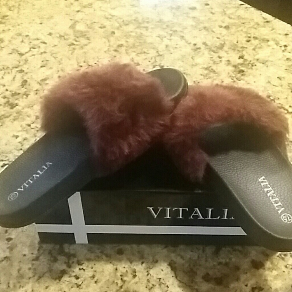 Flip flops/  fur