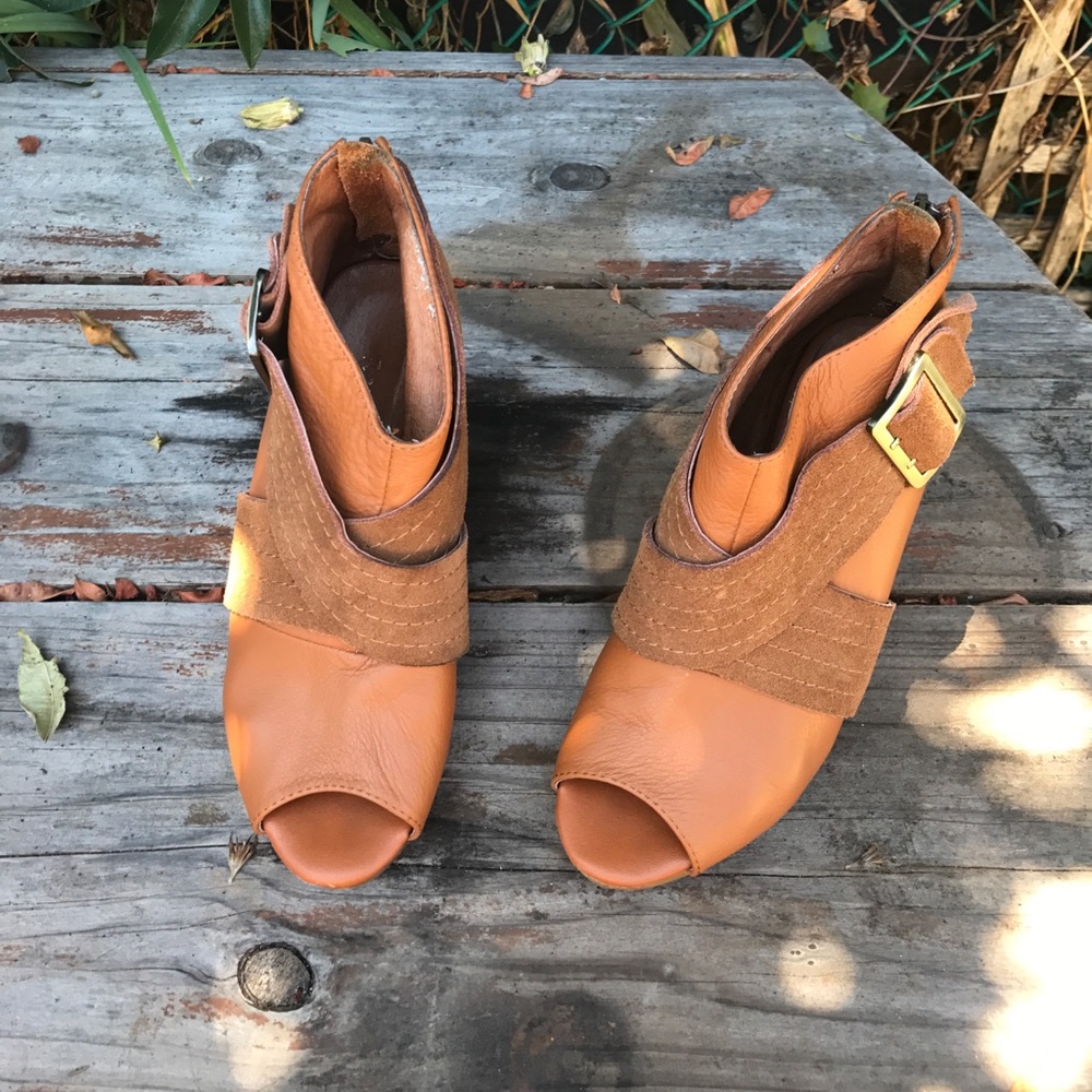 Used once I great condition, leather & suede