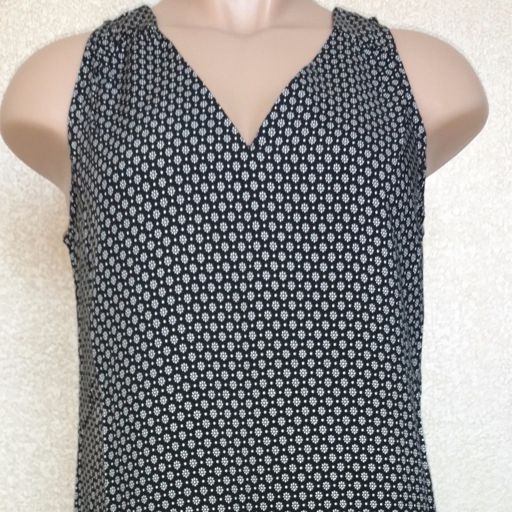 Printed Sleeveless Cutout-Back V Neck Shift Dress