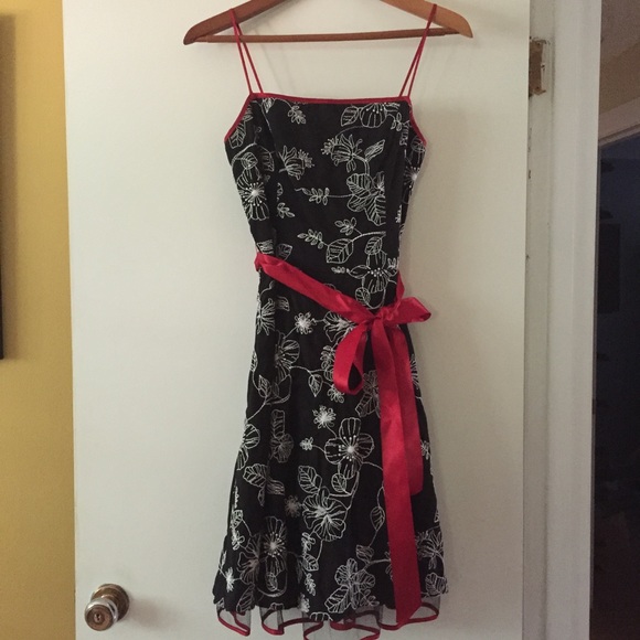 Black and white embroidered dress w/tulle - Picture 2 of 4