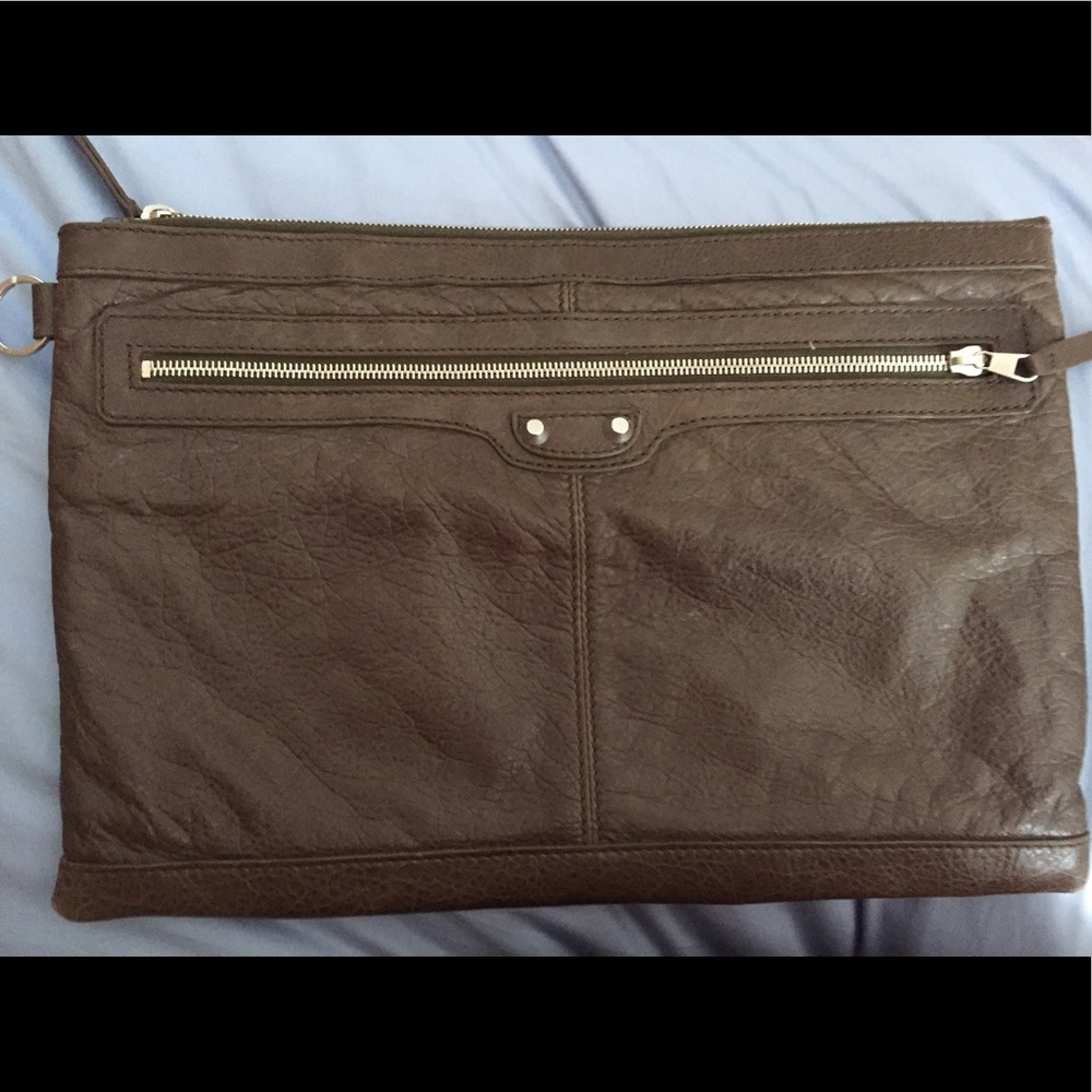 Balenciaga clip L In military green.
