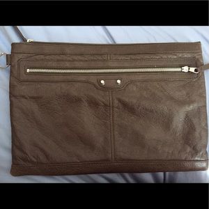 Balenciaga clip L In military green.