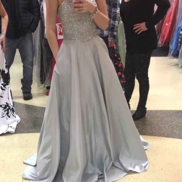 Prom dress - Picture 2 of 8