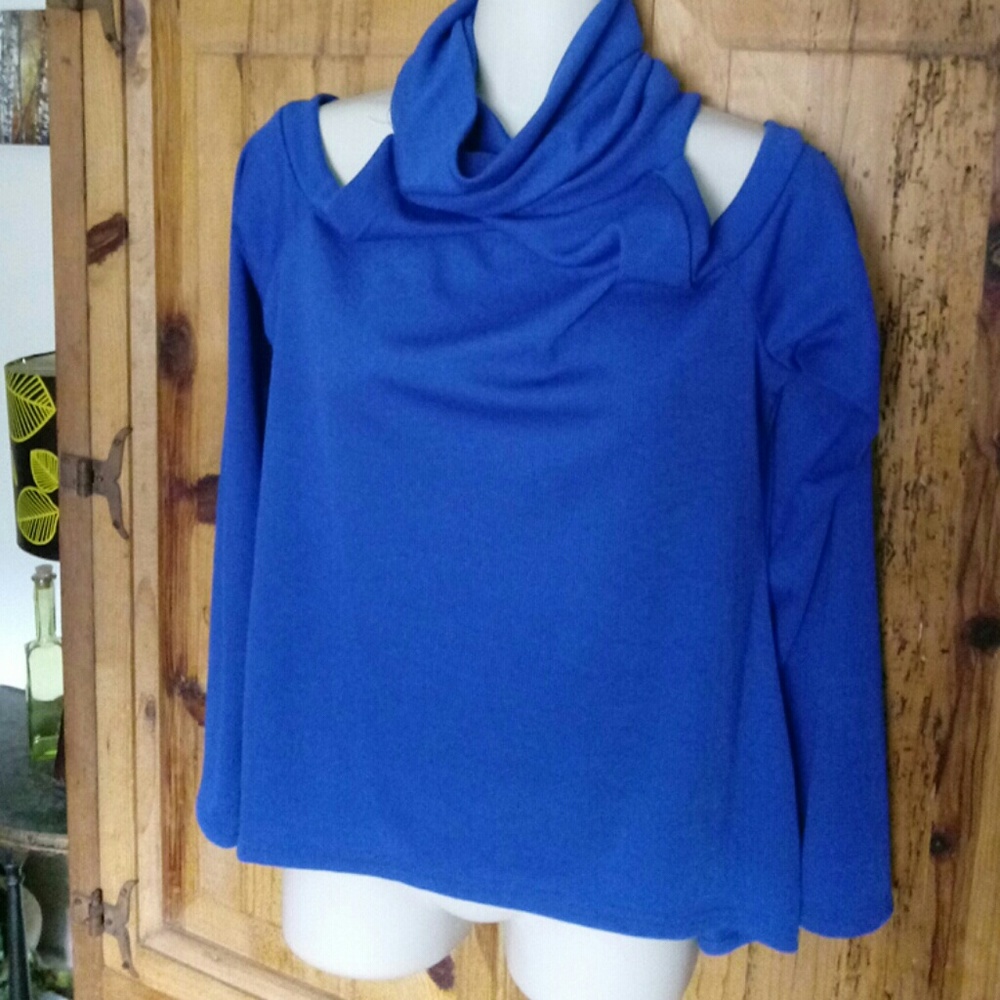 Cold shoulder top. - Picture 2 of 2
