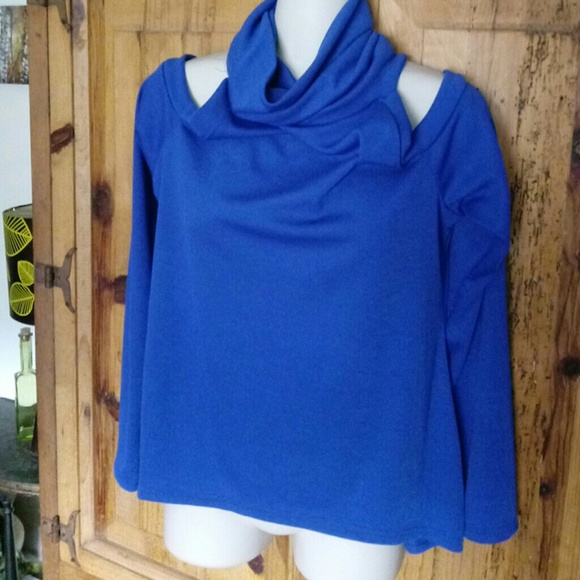 Cold shoulder top. - Picture 2 of 2