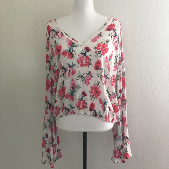 Forever 21 Tops - Forever 21 + Floral Belle Sleeve Top