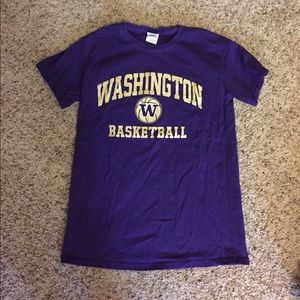 University of Washington UW Basketball t-shirt