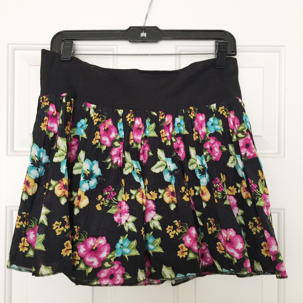 Short Flirty H&M Floral Skirt Size 12