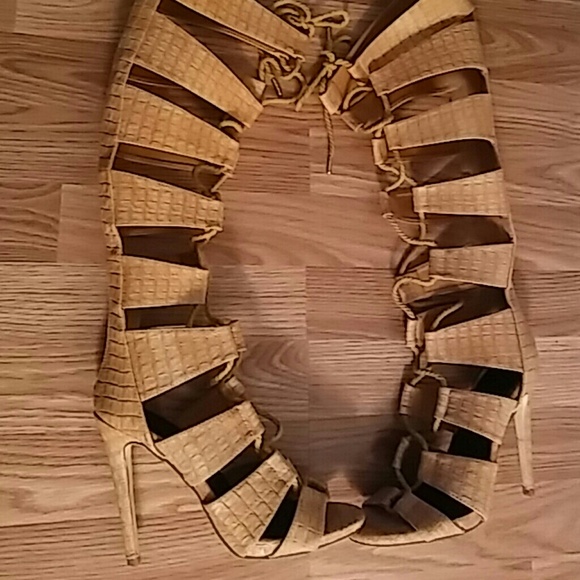 Thigh high Strap w/Zip in back - Picture 2 of 3