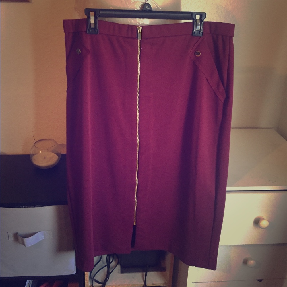 Burgundy body con Skirt