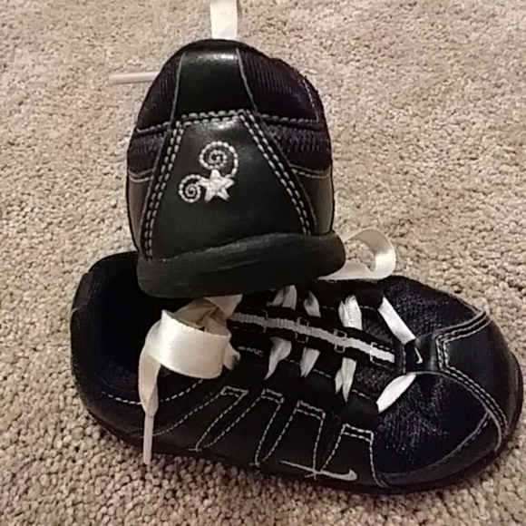 Girls Nike shoes - Picture 2 of 4