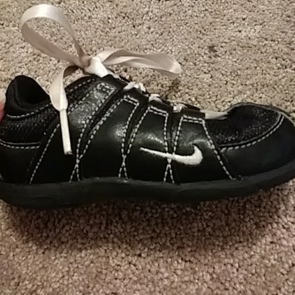 Girls Nike shoes - Picture 4 of 4