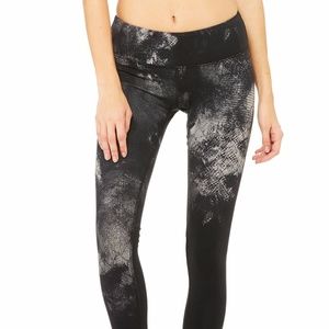 ALO Yoga Airbrush Leggings - Black Smoke