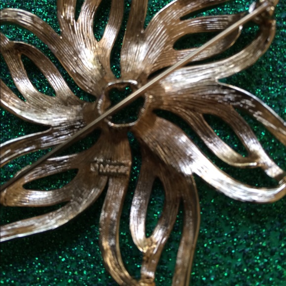 Vintage Monet star brooch 3 inch x 3 inch - Picture 3 of 3