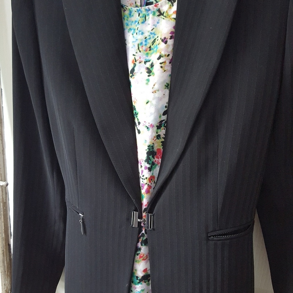 Tahari Classy & Modern Blazer - Picture 2 of 6