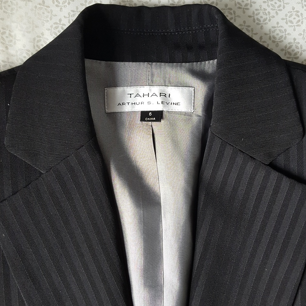 Tahari Classy & Modern Blazer - Picture 5 of 6