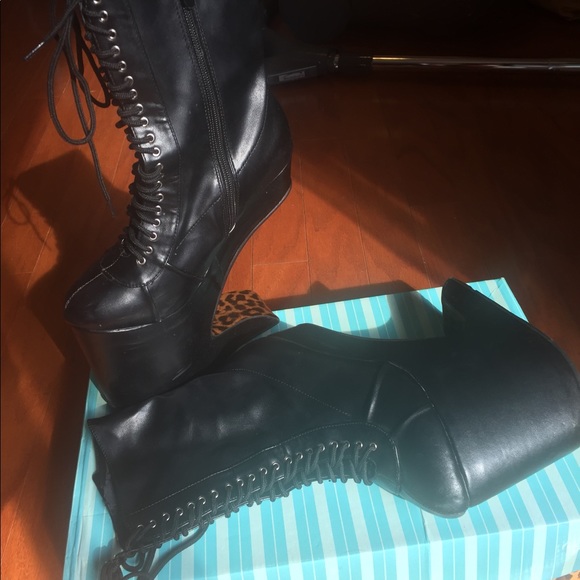 Bettie Page Heel-Less Tie-Up Boots - Picture 2 of 4