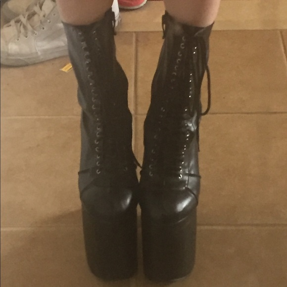 Bettie Page Heel-Less Tie-Up Boots - Picture 4 of 4