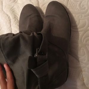 snug grey boots! never worn