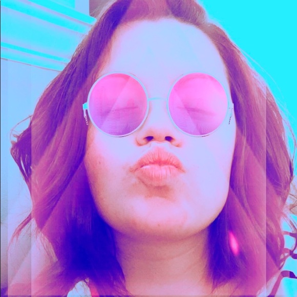 Meet your Posher, Chelsey 🐝❤️ - Picture 2 of 2