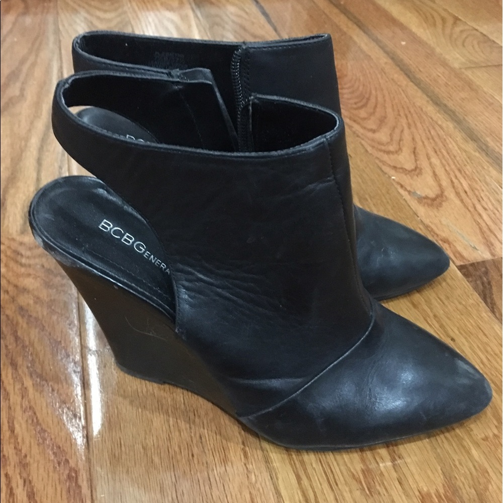 BCBG black leather wedges