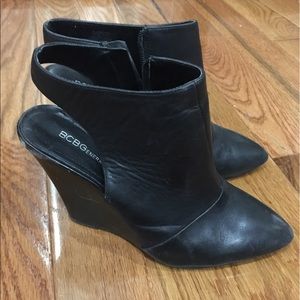 BCBG black leather wedges