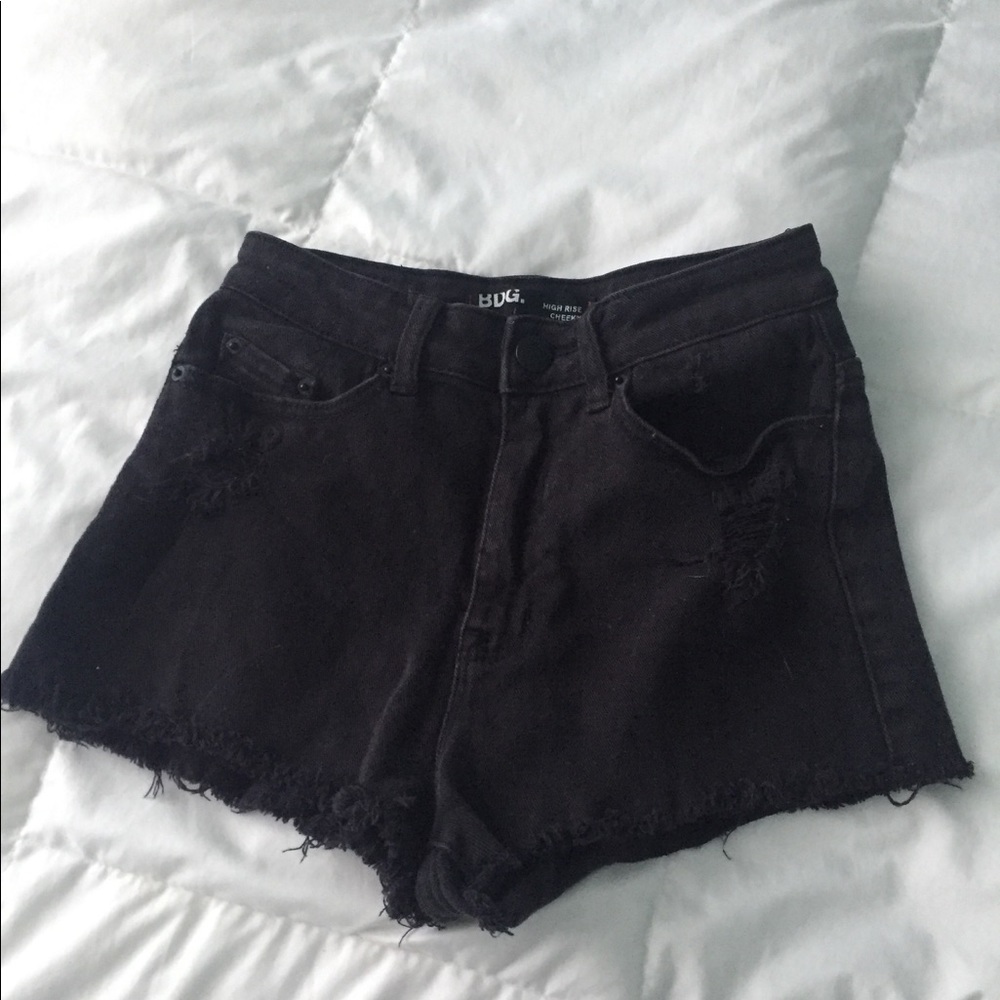 ✨UO DISTRESSED SHORTS✨