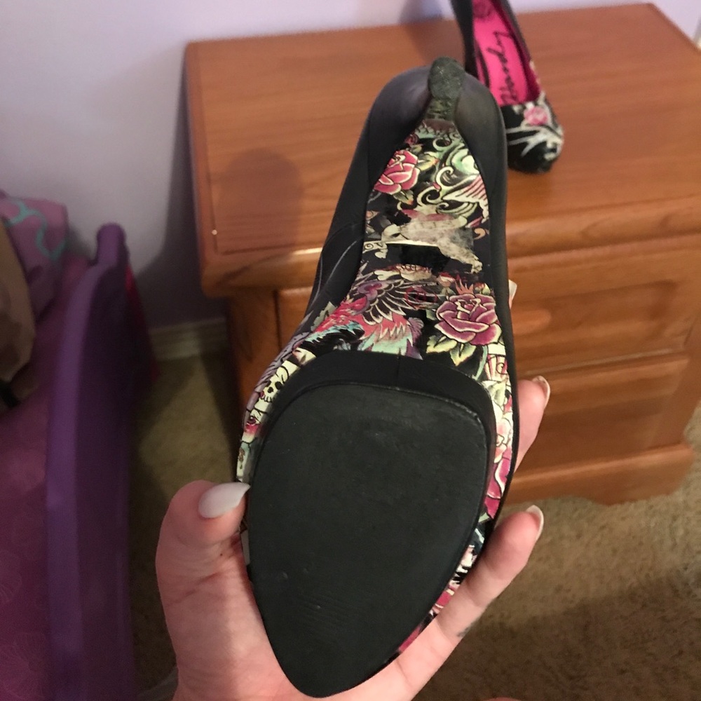 Heels. - Picture 2 of 3