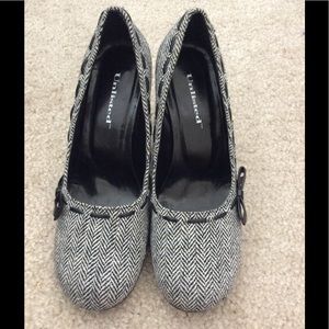 Chevron like patterned, black and white high heels