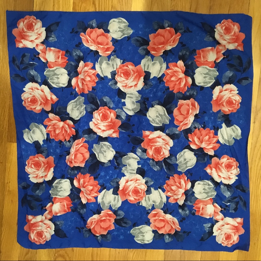 VINTAGE ROSE PRINT SCARF. 29x29"