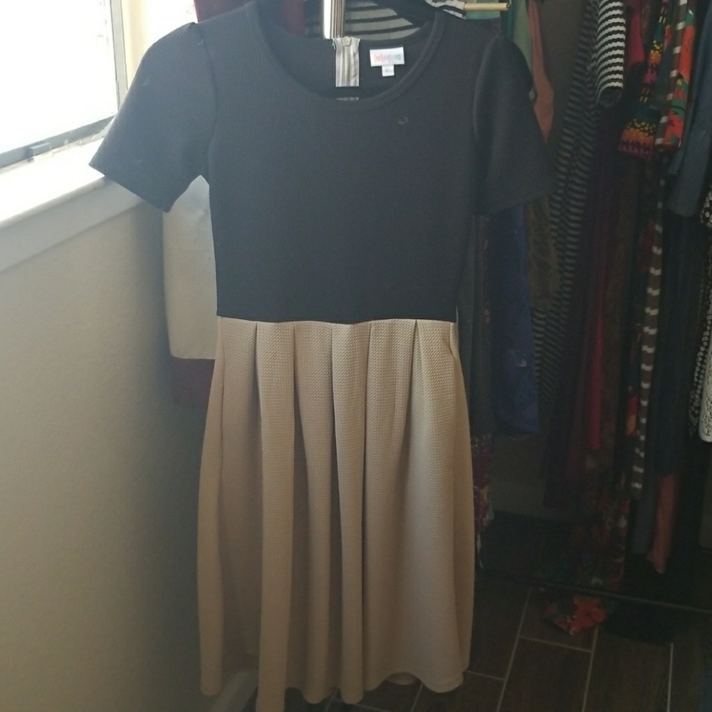 Fun and flirty black and tan Amelia!