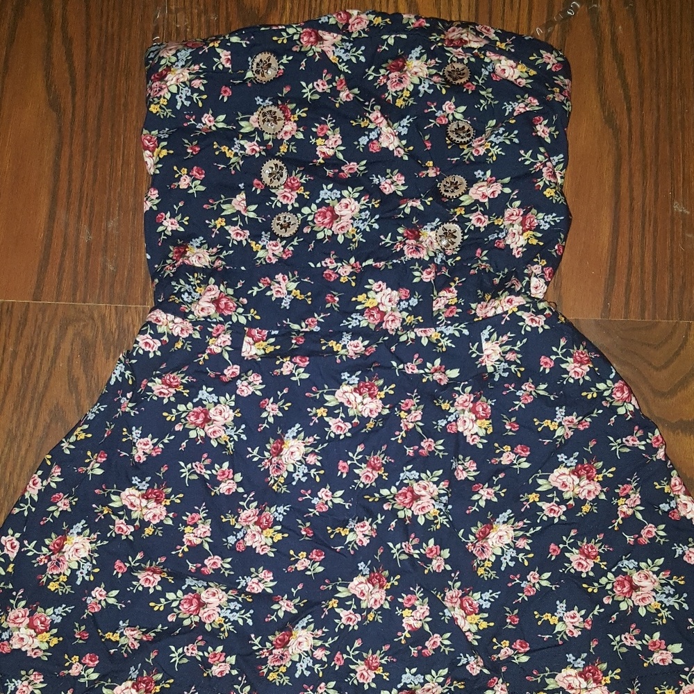 Flowered strapless blouse