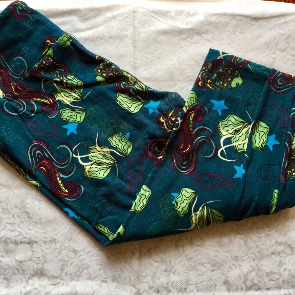 Lularo angel fish os leggings.