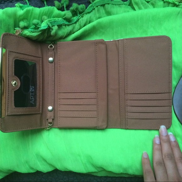 NEVER USED SMALL CROSSBODY - Picture 2 of 3