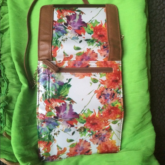 NEVER USED SMALL CROSSBODY - Picture 3 of 3